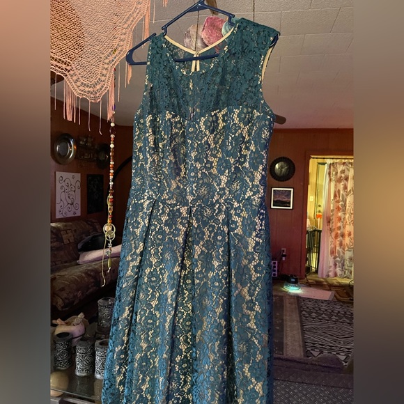 Forrest Green Lace Dress with tan sewn in slip - Picture 5 of 5